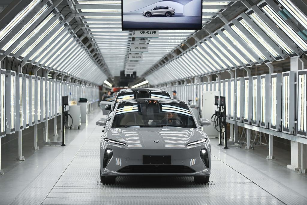 新能源汽车与医疗健康产业的辉煌业绩